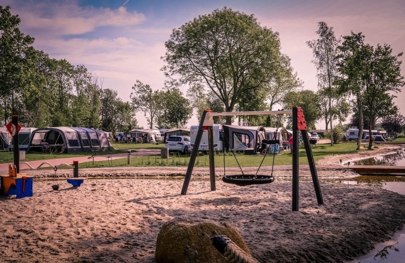 Comfortplaats met speeltoestel op veld